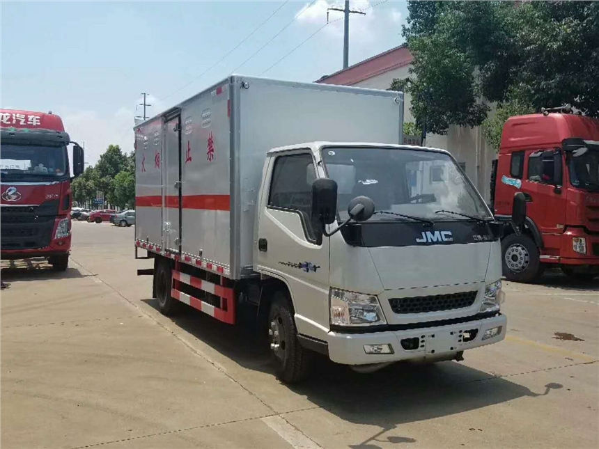 危險品運輸車 貴州藍牌廂式運輸車操作規范與安全注意事項